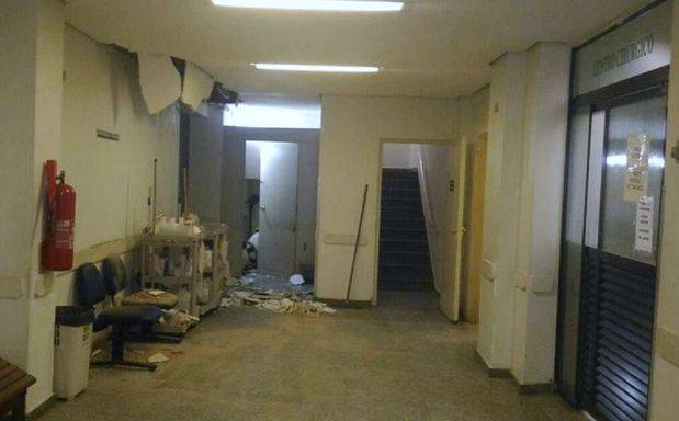 Parte do teto do Hospital da Zona Noroeste desabou (Foto: Reprodução/Sobreviver em Santos)