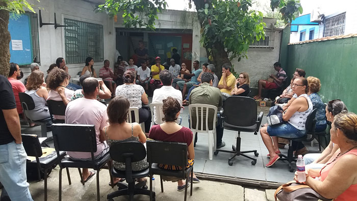 Trabalhadores e usuários do CAPS AD reunidos