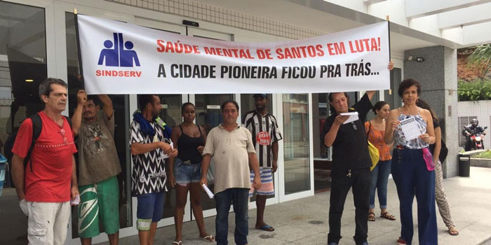 Funcionários e pacientes do Caps AD protestaram e denunciaram problemas (Foto: Matheus Tagé/A Tribuna)