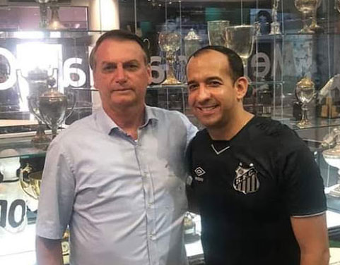 Foto do Paulo Alexandre abraçado com Bolsonaro