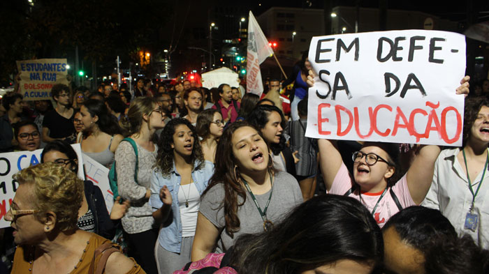 Foto de ato em Santos no dia 03/10/2019 em defesa da Educação