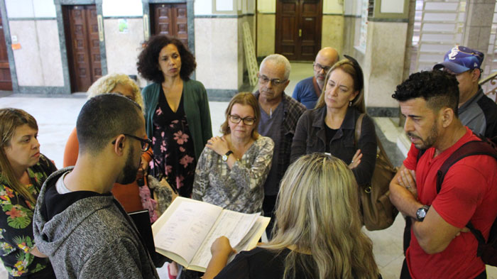 Foto dos Auxiliares Bibliotecários recebendo a notícia de que o processo não iria mais para o IPREV