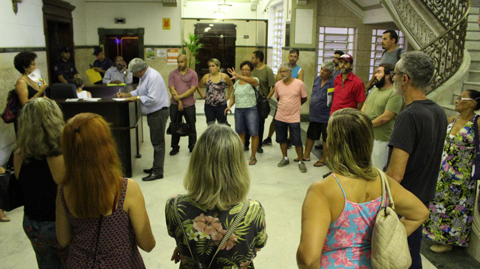 Servidores entregando a pauta para o Secretário de Gestão