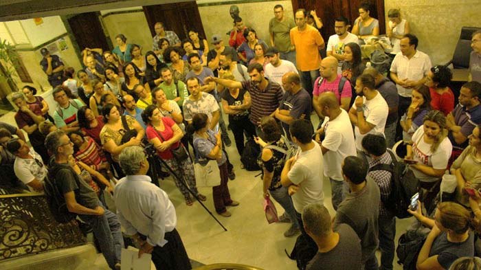 Servidores mobilizados em ato contra o corte no Adicional de Titularidade