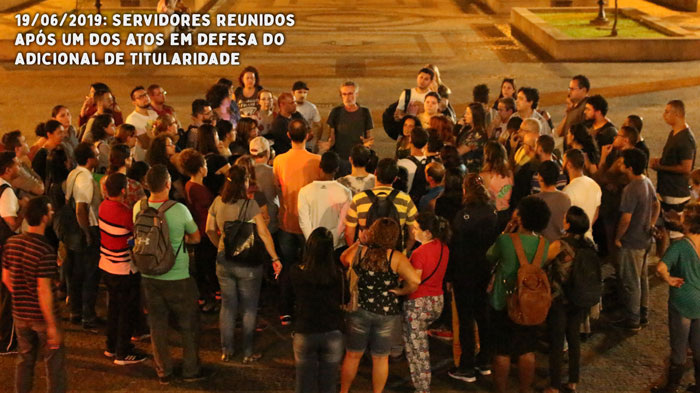 Foto de 19/06/2019 onde aparecem servidores reunidos após um dos atos em defesa do Adicional de Titularidade.