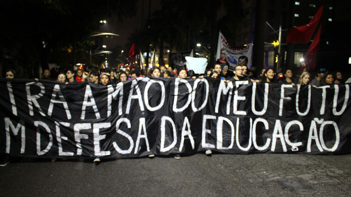 Foto do ato em defesa da Educação no dia 13/08.