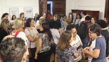 Foto dos Assistentes Sociais esperando a reunião