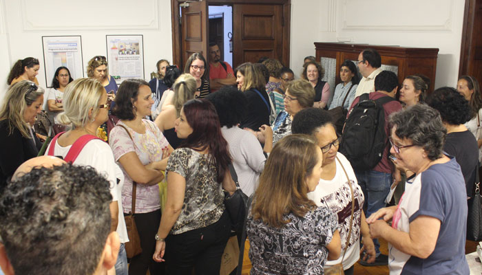 Foto dos Assistentes Sociais esperando a reunião