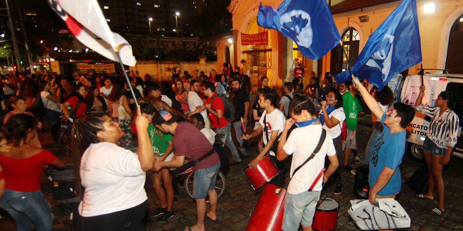 Ato reuniu centenas de pessoas em frente à Estação da Cidadania (Irandy Ribas/ AT)