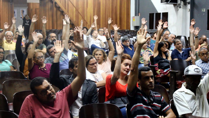Foto dos servidores em assembleia votando