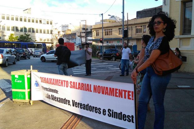 Servidores ligados ao Sindserv protestaram na Câmara de Santos (Fernanda Luz/AT)