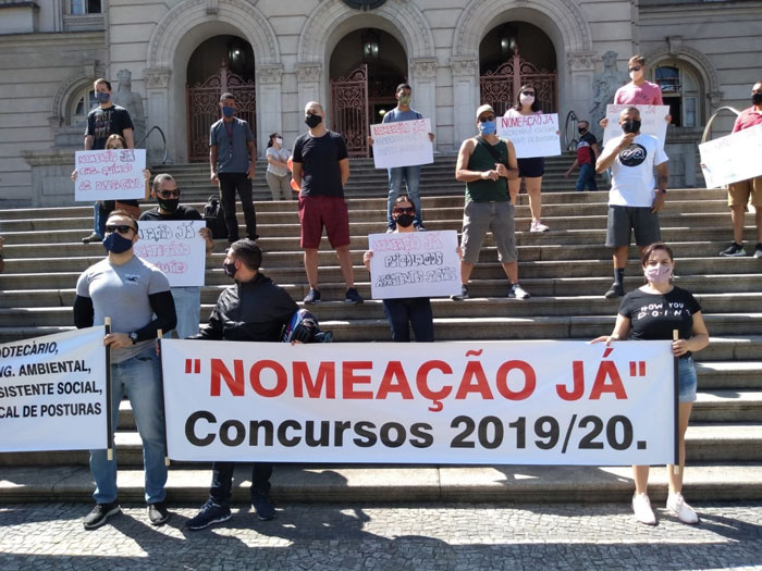 Foto dos manifestantes nas escadarias da Prefeitura respeitando o isolamento