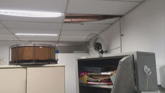 Forros do teto estão arrebentados em diversas salas da unidade do Caps. — Foto: Solange Freitas/G1