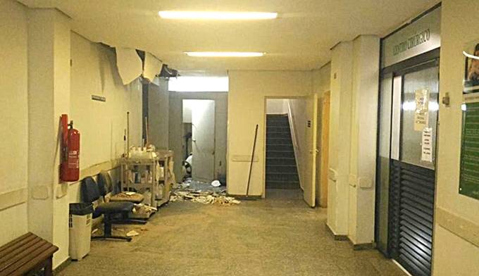 Parte do forro de gesso ficou espalhado entre materiais de limpeza e cadeiras que são utilizadas para espera de pacientes. Não havia ninguém no momento da queda Foto: Reprodução/Facebook Sobreviver em Santos