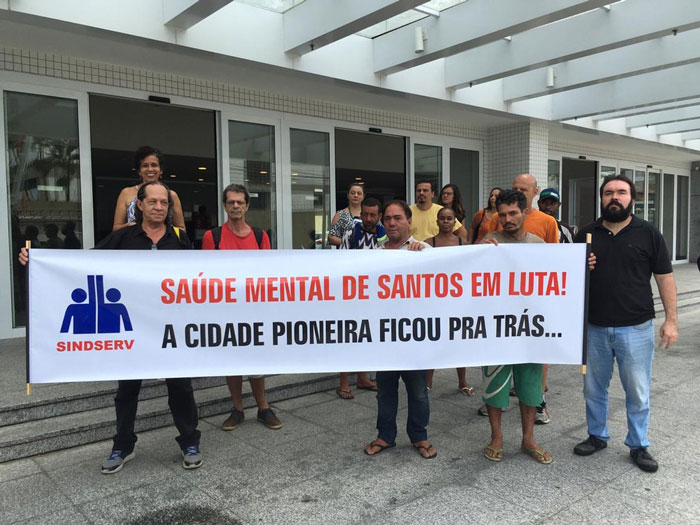 Manifestantes se reuniram em frente à Secretaria de Saúde de Santos. — Foto: Solange Freitas/G1
